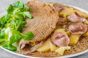 Photo de recette de galette bretonne, andouille de Guémené, facile, rapide, pommes de Kilomètre-0, blog de cuisine réalisée à partir de produits locaux et issus de circuits courts