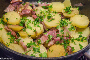 Photo de recette de poêlée pomme de terre, lardons, oeuf, facile, rapide, bio de Kilomètre-0, blog de cuisine réalisée à partir de produits locaux et issus de circuits courts