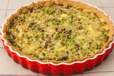 Photo de recette de quiche, tarte salée, végétarien, champignons, cèpes, petits pois, végétarien, healthy, Kilomètre-0, blog de cuisine réalisée à partir de produits de saison et issus de circuits courts