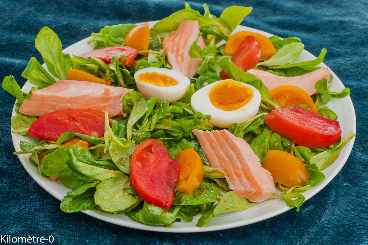 Photo de recette de salade, tomate, tomate ancienne, saumon, poisson, mâche, salade, healthy, oeufs, oeuf dur, léger, frais, été, automne,  Kilomètre-0, blog de cuisine réalisée à partir de produits de saison et issus de circuits courts