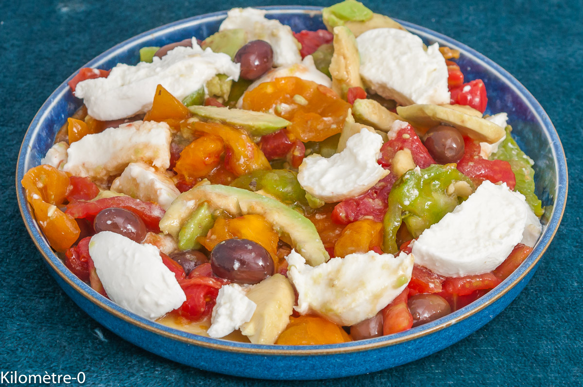 Photo de recette de salade, salade estivale, tomates anciennes, tomates, été, automne, avocat, olives, mozzarella, fromage, facile, rapide, bio,  Kilomètre-0, blog de cuisine réalisée à partir de produits de saison et issus de circuits courts