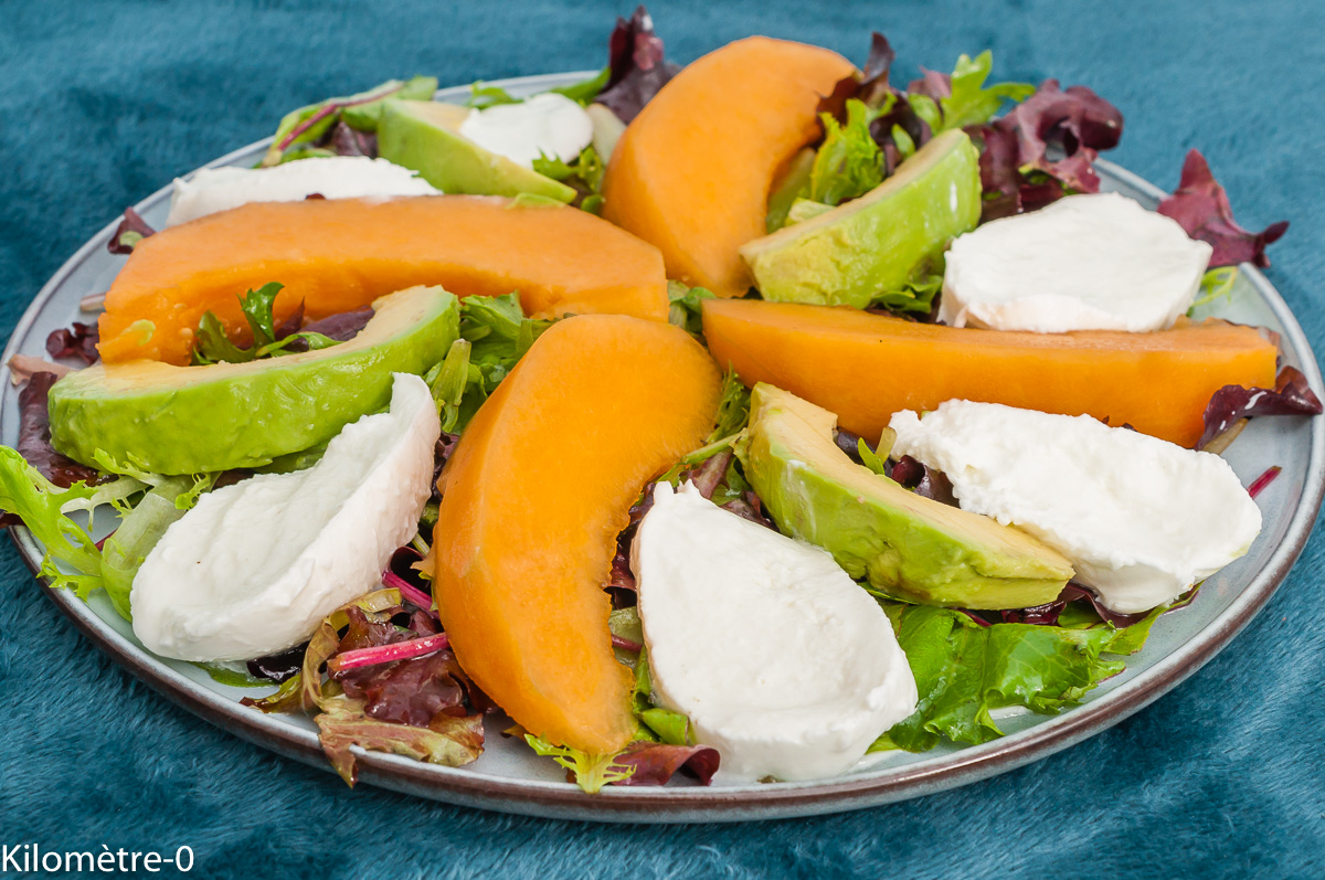 Photo de recette de salade, salade estivale, salade complète, mesclun, melon, mozzarella, fromage, été, avocat, fruits légumes, Kilomètre-0, blog de cuisine réalisée à partir de produits de saison et issus de circuits courts